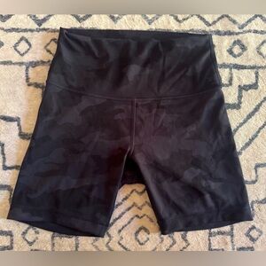 Wonder Train 6” lululemon Camo color size 6
